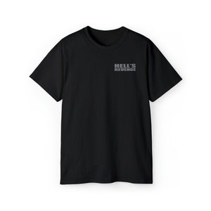 以下が含まれることがあります： 胸元にグレーで「HELL'S REVENGE」の文字がプリントされた黒いTシャツ。半袖でクルーネック。生地は柔らかく快適に見えます。