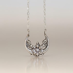 Colgante floral en forma de media luna de plata esterlina / Collar con flor de luna / Joyería de eclipse solar