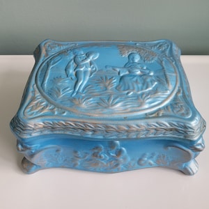 Vintage azul iridiscente toile francés estilo country caja de joyería de cerámica, porcelana cerámica, caja de baratijas con tapa, mediados de siglo, regalo para la novia