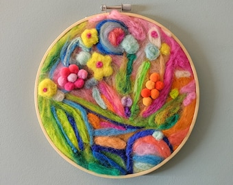 Dipinto floreale in feltro ad ago: decorazione artistica in lana brillante (9x9x2)
