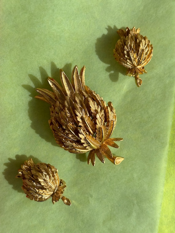 Lisner Golden Thistle Brooch and Earrings