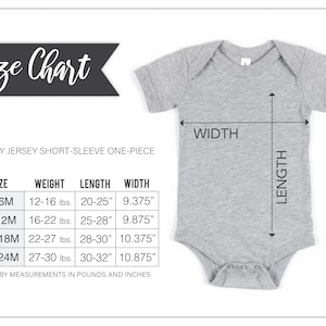 Op de afbeelding: Een grijze baby jersey korte mouw eendelig met een maattabel. De tabel vermeldt de maten 3-6M, 6-12M, 12-18M en 18-24M, met bijbehorende gewichten in ponden en lengtes en breedtes in inches. De tekst "Size Chart" staat bovenaan.