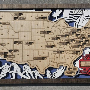 Pu&ograve; includere: Una mappa in legno degli Stati Uniti con gli stadi di hockey segnati. La mappa &egrave; incorniciata in legno scuro e include un logo di bastone da hockey rosso e bianco con il testo "Jess & Jenn Hockey Travel Map".