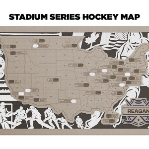 Pu&ograve; includere: Una mappa degli Stati Uniti in marrone e bianco con i puck da hockey che segnano diverse citt&agrave;. La mappa &egrave; incorniciata da una cornice marrone e ha silhouette di bastoni da hockey e giocatori di hockey attorno ai bordi. Il testo "STADIUM SERIES HOCKEY MAP" &egrave; in cima alla mappa. Il testo "REAGAN" &egrave; nell'angolo in basso a destra della mappa.