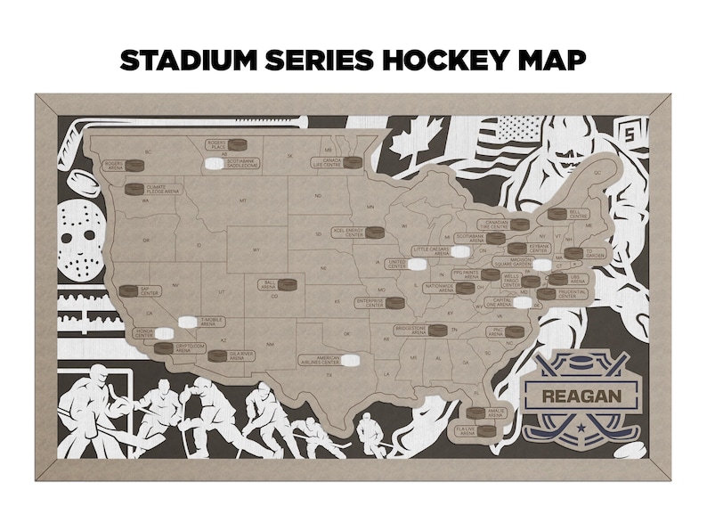 Pu&ograve; includere: Una mappa degli Stati Uniti in marrone e bianco con i puck da hockey che segnano diverse citt&agrave;. La mappa &egrave; incorniciata da una cornice marrone e ha silhouette di bastoni da hockey e giocatori di hockey attorno ai bordi. Il testo "STADIUM SERIES HOCKEY MAP" &egrave; in cima alla mappa. Il testo "REAGAN" &egrave; nell'angolo in basso a destra della mappa.