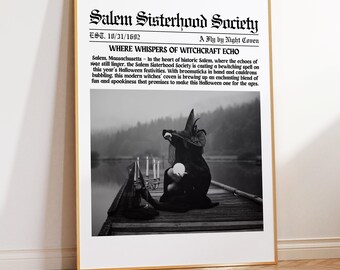 Könnte beinhalten: Ein Schwarzweißfoto einer Hexe in einem schwarzen Kleid und Hut, die auf einem Holzsteg sitzt. Die Hexe hält eine weiße Kugel und vor ihr stehen Kerzen. Der Text "Salem Sisterhood Society" befindet sich oben im Bild.