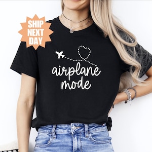 Camiseta de modo avión, camiseta de avión, camiseta de viaje, camiseta de vacaciones, regalo para viajero, camiseta de cuello redondo de modo vacay, camiseta de aviación, linda camiseta de viaje imagen 1