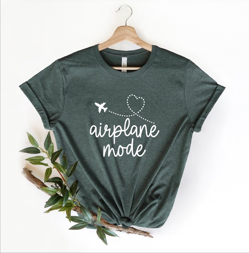 Camiseta de modo avión, camiseta de avión, camiseta de viaje, camiseta de vacaciones, regalo para viajero, camiseta de cuello redondo de modo vacay, camiseta de aviación, linda camiseta de viaje imagen 4