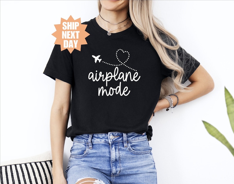 Camiseta de modo avión, camiseta de avión, camiseta de viaje, camiseta de vacaciones, regalo para viajero, camiseta de cuello redondo de modo vacay, camiseta de aviación, linda camiseta de viaje imagen 1
