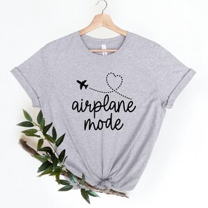 Camiseta de modo avión, camiseta de avión, camiseta de viaje, camiseta de vacaciones, regalo para viajero, camiseta de cuello redondo de modo vacay, camiseta de aviación, linda camiseta de viaje imagen 2