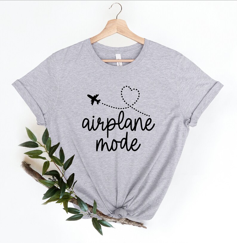 Camiseta de modo avión, camiseta de avión, camiseta de viaje, camiseta de vacaciones, regalo para viajero, camiseta de cuello redondo de modo vacay, camiseta de aviación, linda camiseta de viaje imagen 2