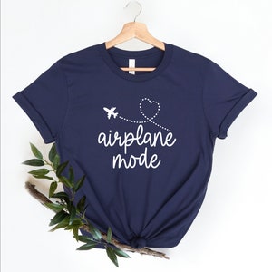 Camiseta de modo avión, camiseta de avión, camiseta de viaje, camiseta de vacaciones, regalo para viajero, camiseta de cuello redondo de modo vacay, camiseta de aviación, linda camiseta de viaje imagen 5