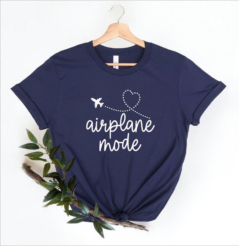 Camiseta de modo avión, camiseta de avión, camiseta de viaje, camiseta de vacaciones, regalo para viajero, camiseta de cuello redondo de modo vacay, camiseta de aviación, linda camiseta de viaje imagen 5