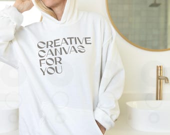 Maqueta de sudadera con capucha blanca Gildan 18500: Escena de baño con estilo
