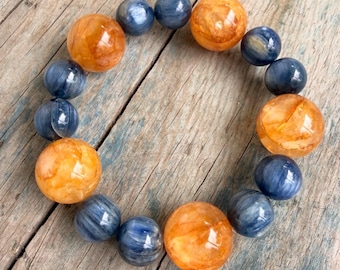 Pulsera de cuentas de cuarzo fuego y cianita: joyería de piedras preciosas azules y naranjas.