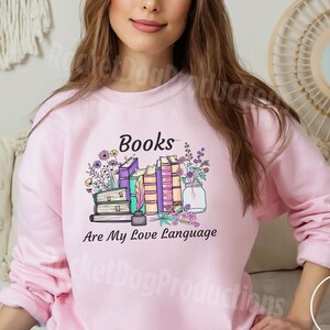 Wildflower Design Book Lover Crewneck Sweatshirt, Cozy Reading Sweatshirt for Bookworms, Booktrovert Gift Idea, Unique Mother&#39;s Day Present