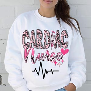 Cardiac Nurse Sweatshirt: Herzschlag Design, Medizinisches Kleidungsstück