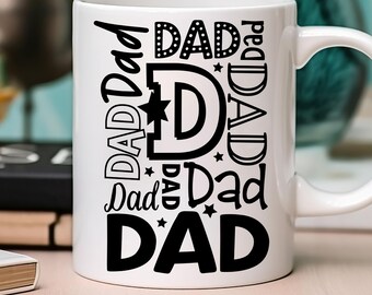 Op de afbeelding: Witte keramische mok met een zwart ontwerp van het woord "DAD" dat in verschillende lettertypen en maten wordt herhaald. Het ontwerp bevat een grote letter "D" met een ster.