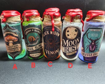 Puede incluir: Cinco botellas de pociones decorativas con etiquetas que dicen "Toadstool Clippings", "Snail Slime", "Black Widow Venom", "Moon Dust" y "Beetle Eggs". Cada botella tiene un sello de cera roja y un tapón de corcho.