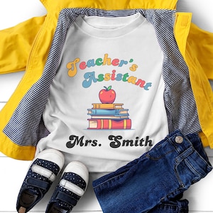 Camiseta fina de Jersey para niños pequeños, asistente de maestro, regalo de baby shower, día de agradecimiento al maestro, regalo para maestra, mamá, papá, ideas de regalos imagen 1