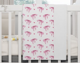 Couverture pour bébé en polaire douce, ruban et motif coeur, fait partie du coffret cadeau de bienvenue à la maison, l'ensemble comprend un bonnet et le body assorti