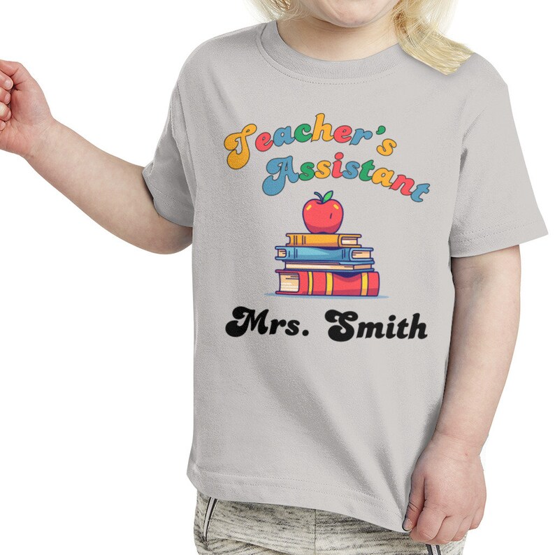 Camiseta fina de Jersey para niños pequeños, asistente de maestro, regalo de baby shower, día de agradecimiento al maestro, regalo para maestra, mamá, papá, ideas de regalos imagen 3