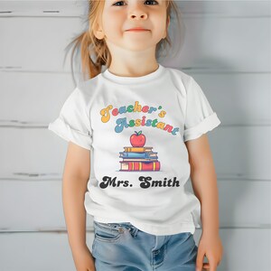 Camiseta fina de Jersey para niños pequeños, asistente de maestro, regalo de baby shower, día de agradecimiento al maestro, regalo para maestra, mamá, papá, ideas de regalos imagen 2