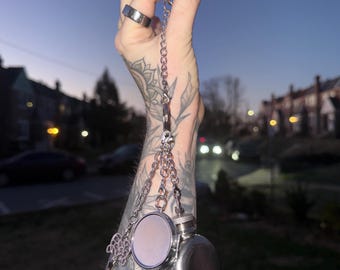 Vanity is Virtue Chatelaine Schlüsselanhänger - Spiegel, Flasche + Schlüssel Hebel-Werkzeug - Charmed Witch Kollektion - Starter Set
