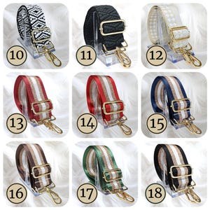 Pode incluir: Cole&ccedil;&atilde;o de nove al&ccedil;as de bolsa coloridas com ferragens douradas. Os designs incluem padr&otilde;es geom&eacute;tricos, chevrons e listras em v&aacute;rias cores, como preto, branco, vermelho, azul marinho, marrom e verde. Cada al&ccedil;a &eacute; exibida em um suporte transparente.