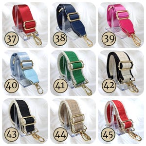 Pode incluir: Cole&ccedil;&atilde;o de nove al&ccedil;as de bolsa coloridas com ferragens douradas. As al&ccedil;as est&atilde;o dispon&iacute;veis em v&aacute;rias cores, incluindo vermelho, azul marinho, rosa, azul claro, verde, preto, bege e vermelho com acabamento branco. Cada al&ccedil;a tem um fecho de metal.