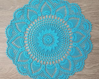 Centrino blu Mandala da 13,5 pollici (34,5 cm) strutturato all'uncinetto con cotone extra morbido. Copritavolo o centrino artistico da parete. Regalo fatto a mano.