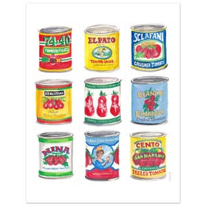 Puede incluir: Nueve latas ilustradas de tomates enlatados, cada una con un nombre de marca y una variedad diferentes. Las latas están dispuestas en tres filas de tres. La fila superior presenta latas etiquetadas como "74-40 Tomato Filets", "El Pato Tomato Sauce" y "Sclafani Crushed Tomatoes". La fila del medio presenta latas etiquetadas como "Italissma Italian Peeled Tomatoes", "Tomatoes Pomodoro Pelati" y "Bianco Dinapoli Crushed Tomatoes". La fila inferior presenta latas etiquetadas como "Mina Italian Peeled Tomatoes", "La Beja San Marzano" y "Cento San Marzano Certified Peeled Tomatoes".