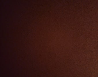 Puede incluir: Un fondo de textura marrón oscuro con un degradado de marrón más claro en la esquina inferior derecha.