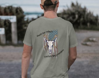 Costruito dai ribelli alimentati dalla libertà T-shirt - Rebel Ridge Co. Patriotic Western Graphic Tee