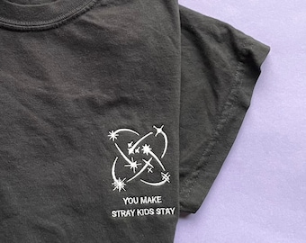 SKZ broderad t-shirt. Unisex för vuxna. Du får Stray Kids att stanna. 5-stjärnig inspirerad K-pop merchandise.