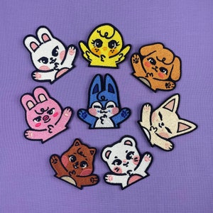 Puede incluir: Un conjunto de ocho parches bordados para planchar con diferentes diseños de animales lindos. Los parches son de varios colores, incluyendo rosa, amarillo, azul, marrón y blanco. Los animales incluyen un conejito, un pollito, un perro, un gato, un cerdo, un zorro, un oso y un ciervo.