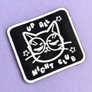 Parche de gato soñoliento que brilla en la oscuridad. Parche animal para planchar y coser. Accesorio de bordado sin dormir. Club nocturno despierto. Regalo para los amantes de los gatitos.