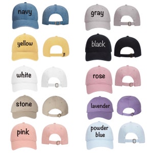 Pode incluir: Um conjunto de 16 bon&eacute;s de beisebol em branco em v&aacute;rias cores, incluindo azul marinho, cinza, amarelo, preto, branco, rosa, pedra, lavanda, rosa e azul p&oacute;. Cada bon&eacute; tem uma al&ccedil;a ajust&aacute;vel na parte de tr&aacute;s.