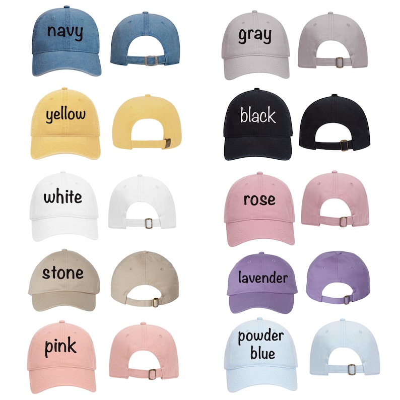 Pode incluir: Um conjunto de 16 bon&eacute;s de beisebol em branco em v&aacute;rias cores, incluindo azul marinho, cinza, amarelo, preto, branco, rosa, pedra, lavanda, rosa e azul p&oacute;. Cada bon&eacute; tem uma al&ccedil;a ajust&aacute;vel na parte de tr&aacute;s.