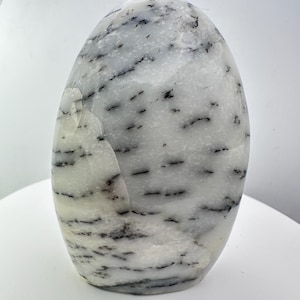 Cristal de dendritique (merlinite) opale de forme libre - 235 grammes