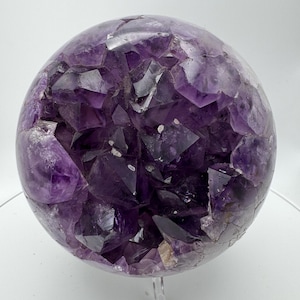 Dunkelviolette Amethyst-Kugel: Handgeschnitzter Kristall (1.1 kg)
