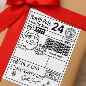Könnte beinhalten: Ein Geschenk, verpackt mit roter Schleife und einem Etikett mit der Aufschrift "North Pole Priority Mail". Das Etikett enthält eine Weihnachtsmann-Grafik, ein Kontrollkästchen "Nice List" und den Text "Do Not Open Until December 257M".