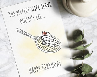 Op de afbeelding: Een witte kaart met zwarte tekst die "The perfect slice serve doesn't exi..." en "Happy Birthday" zegt. Een zwart-witte illustratie van een tennisracket met een stuk taart erop.
