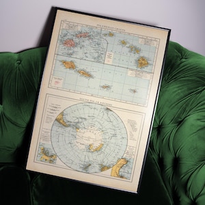 Könnte beinhalten: Gerahmte Vintage-Karten der polynesischen Gruppen und der Südpolarregionen. Die Karten zeigen detaillierte Illustrationen mit einer Farbpalette aus Beige, Blau, Gelb und Rot. Der schwarze Rahmen verleiht der antiken Kartografie einen klassischen Touch.