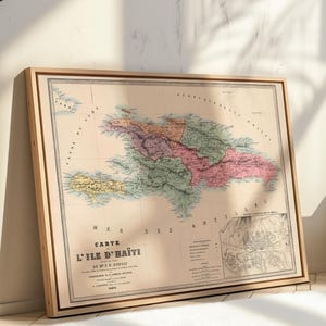 以下が含まれることがあります： 木製のフレームに入ったハイチのヴィンテージ地図。パステルカラーで詳細な地図が描かれています。壁に立てかけられており、フランス語のテキストが含まれています。島の地理と政治的区分を示しています。