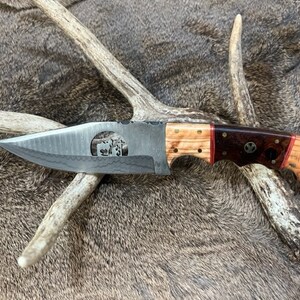 Hand Forged Damascus Steel Hunting Knife with Custom Kneeling Cowboy Blade