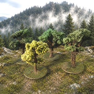 Può includere: Un set di quattro alberi modello in miniatura con tronchi marroni testurizzati e fogliame vario nei toni del verde e del giallo. Ogni albero è montato su una base circolare ricoperta di floccaggio verde per giochi da tavolo o diorami.