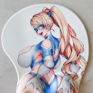 Könnte beinhalten: Ein weiß-blaues Mauspad mit einer bunten Illustration einer Frau in einem blau-weißen Kostüm mit Maske. Die Frau hat lange blonde Haare und ist mit dem Rücken zum Betrachter positioniert.