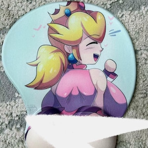 Puede incluir: Un personaje de dibujos animados rosa y amarillo con una corona y un vestido rosa. El personaje sonríe y mira hacia la derecha. El fondo es azul claro con corazones rosas.