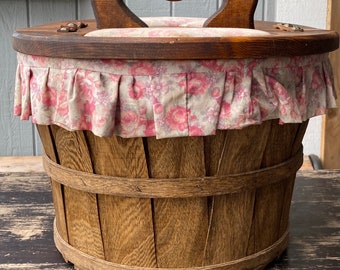Panier de caisse de ferme vintage avec doublure florale en bois, couvercle fendu, poignée en forme de cœur